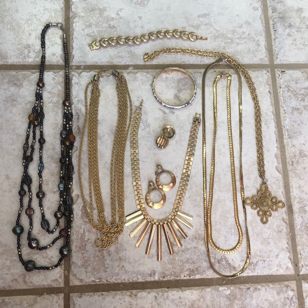 LOT OF COSTUME JEWELRY